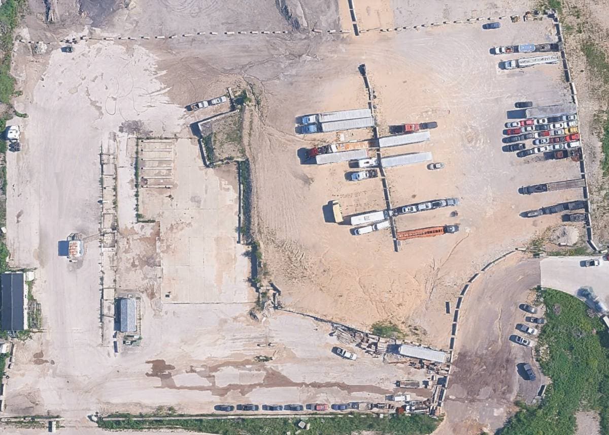 Truck parking lot at 880 Bolz Rd, Carpentersville, IL